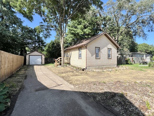 Building Photo - 1335 Blaine Ave