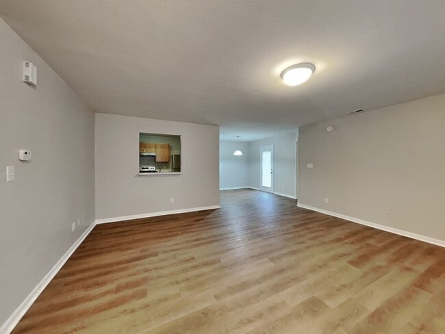 Building Photo - FIRST FULL MONTH'S RENT FREE! 3 Bedroom, 2...