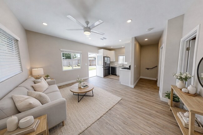 Foto del edificio - PRIVATE YARD!! 4BD/2BR, Corner of Tipton and 63rd