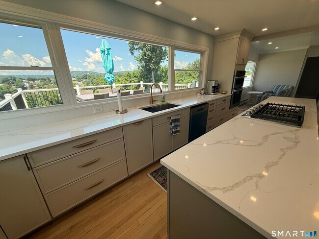 Foto del edificio - 16 Candlewood Acres Rd
