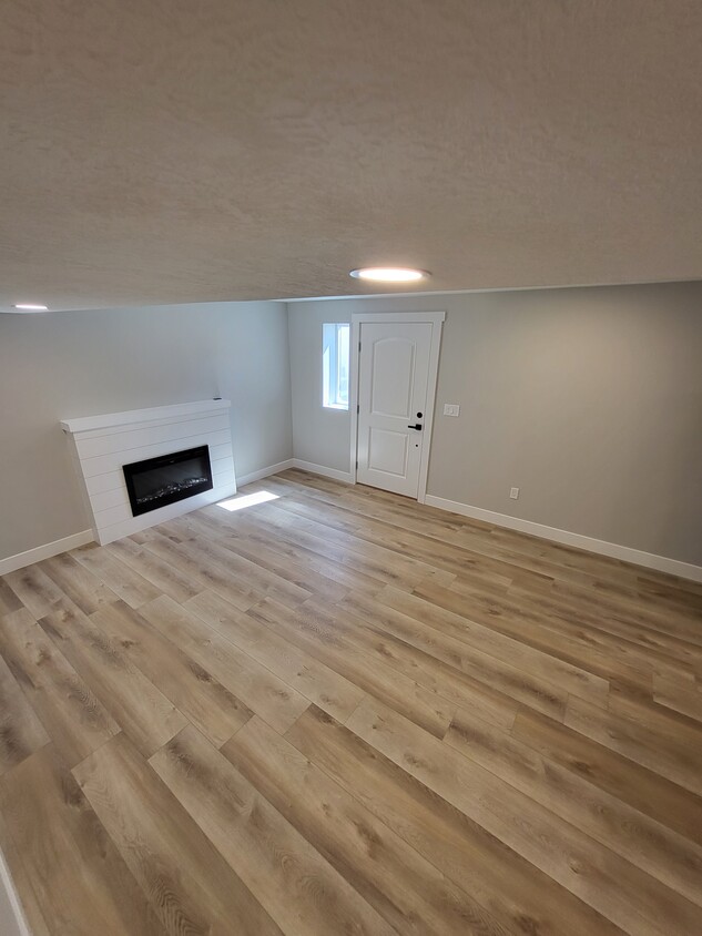 Entrance/Living Room with Fireplace - 1307 N 60 W
