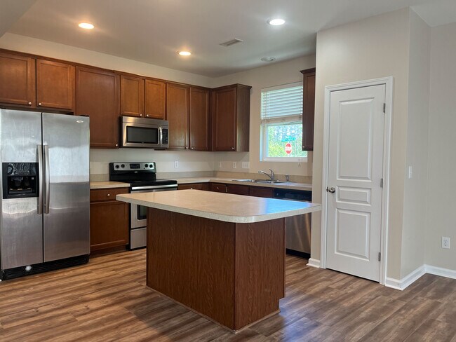 Building Photo - 2304 Pear Tree Ln
