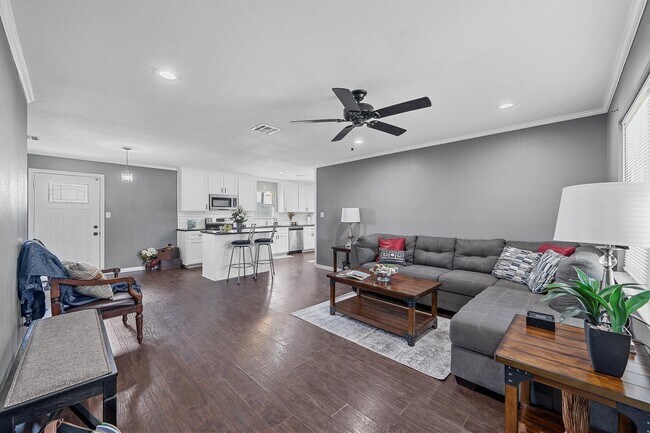 Building Photo - 1012 Clover Dr