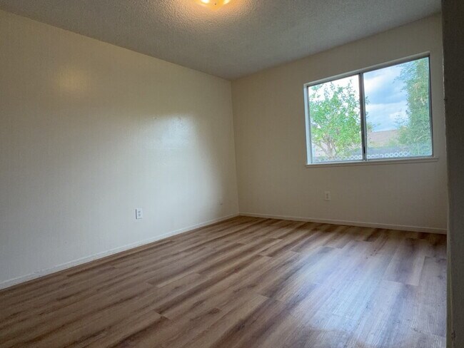 Foto del edificio - Charming 3-Bed Oasis with 2 Baths on Olymp...