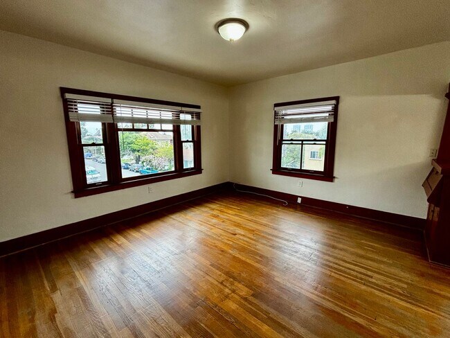 Foto del edificio - Large 1 bedroom 1 bath located in Golden Hill