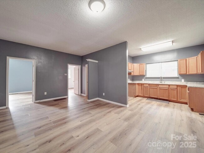 Foto del edificio - 2440 Myers St