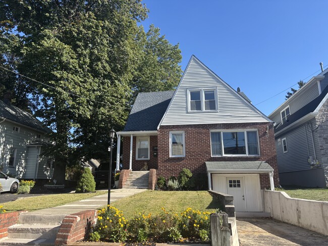 Building Photo - 233 Broughton Ave
