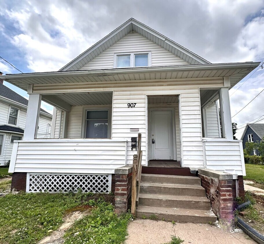 Foto principal - 5 Bedroom, 1.5 Bath Home Near the Zoo!