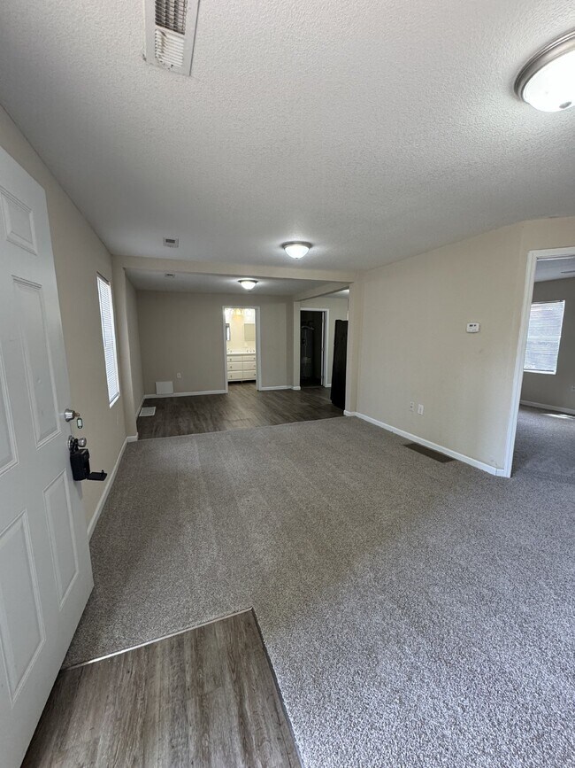 Building Photo - 3 Bedroom, 2 bathroom duplex with washer/d...