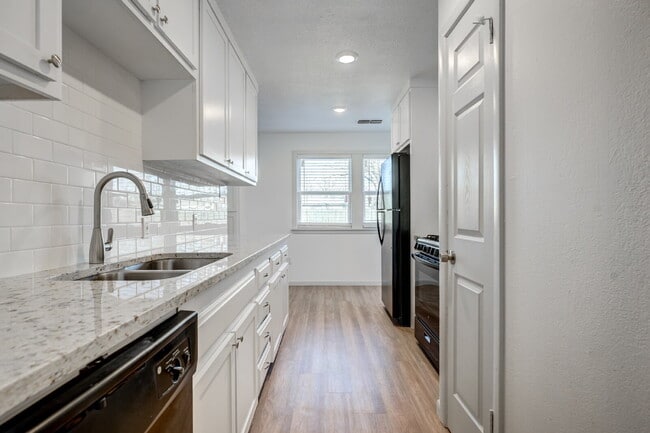 Building Photo - Pre-Lease 2026 - Remodeled 4/2/2! Must See!