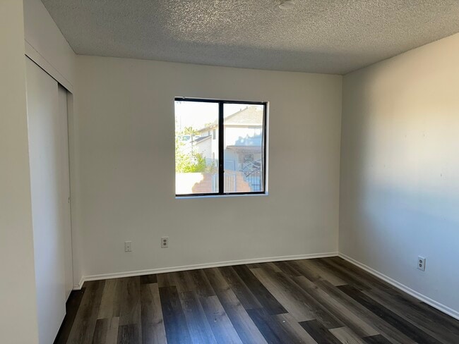 Building Photo - 10438 Cozycroft Ave