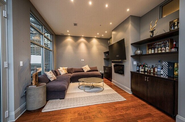 Foto del edificio - Luxury Penthouse Condo Downtown with Private Patio & Amazing Views Available Now!