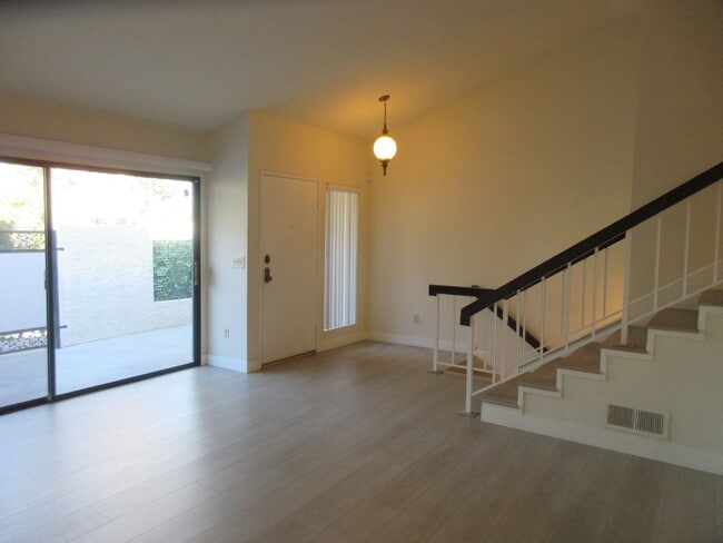 Foto del edificio - Duggan Property Management, Inc presents this 3BR +2.5 bath in Encino Village Townhomes