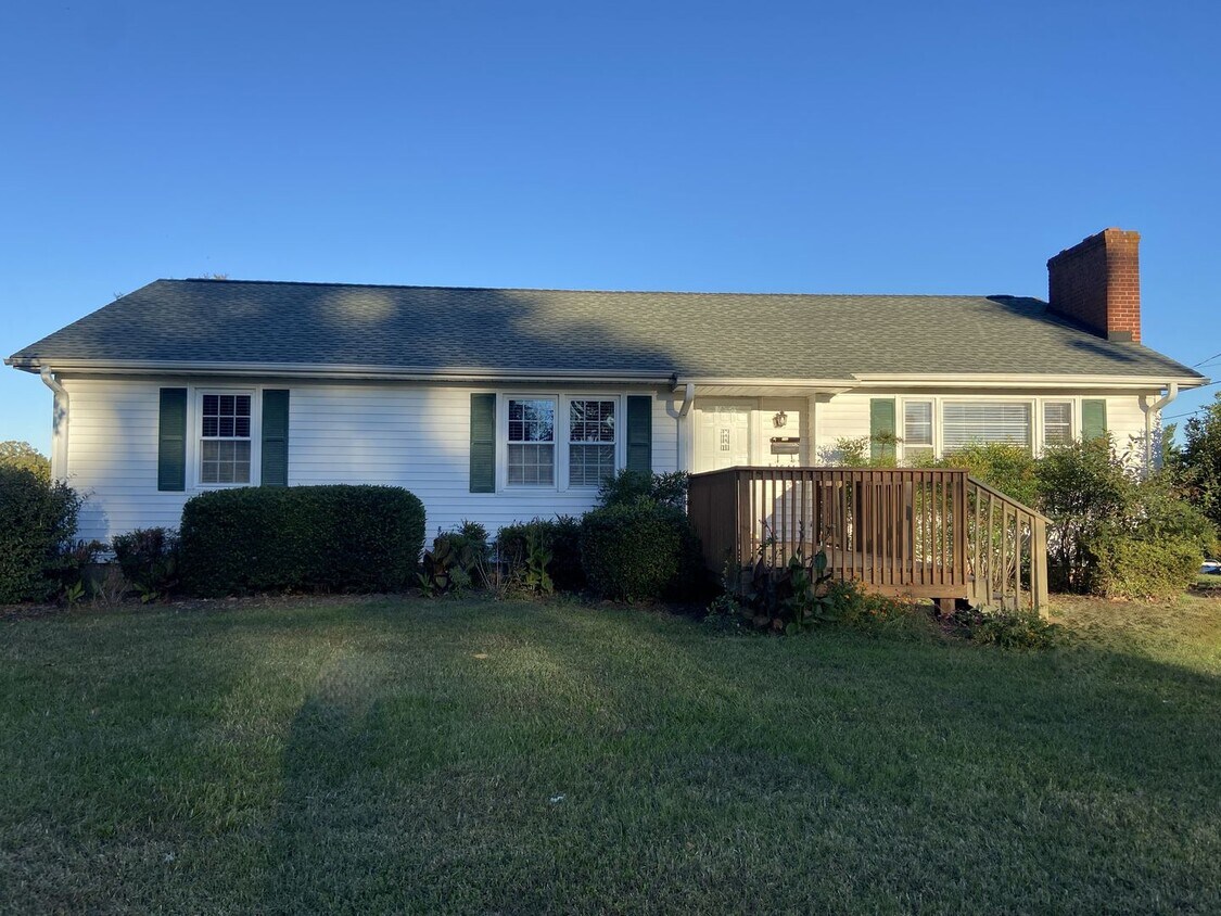 Primary Photo - 3 Bedroom, 1 Bathroom House in Winston-Salem!