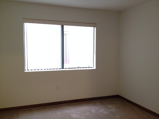 Building Photo - Los Caballeros #221
