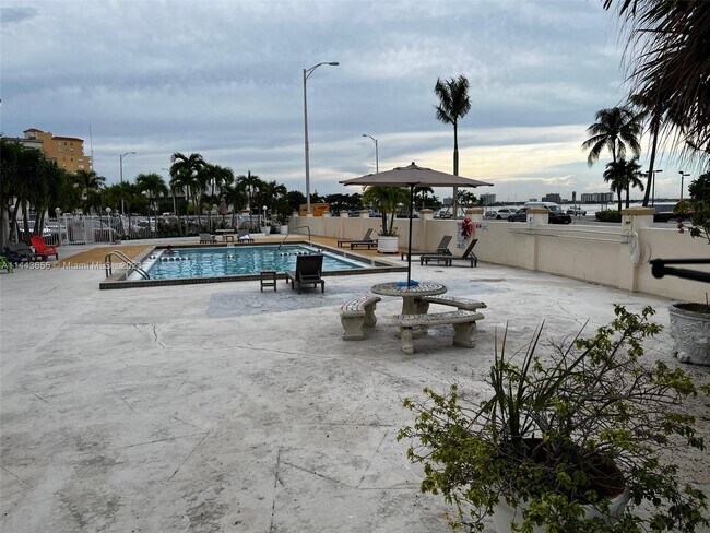 Foto del edificio - 1790 79th Street Causeway