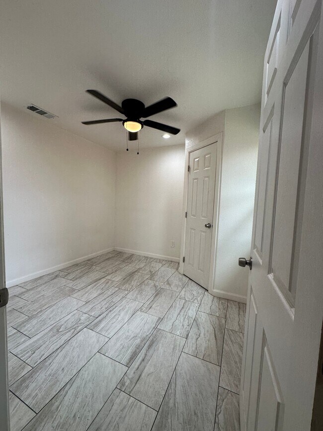 Foto del edificio - 1802 N Cambridge Ave