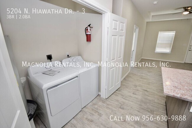 Building Photo - 5204 N Hiawatha Dr