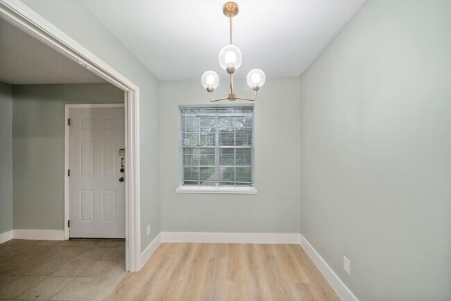 Foto del edificio - 11550 Chimney Rock Rd