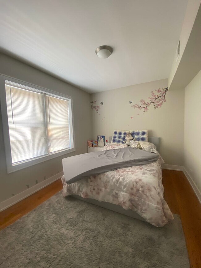 Foto del edificio - 6433 N Albany Ave