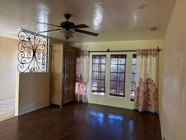 Sala de estar - 6601 Louise Ave