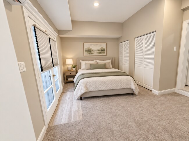 Ejemplo de dormitorio amueblado - 9805 Hillridge Dr