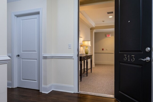 Building Photo - The BEST North Hills Condo!