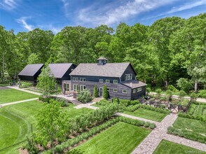 Building Photo - 745 Golf View Ct