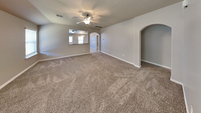 Foto del edificio - Very Nice 3 Bedroom House in Yukon Schools