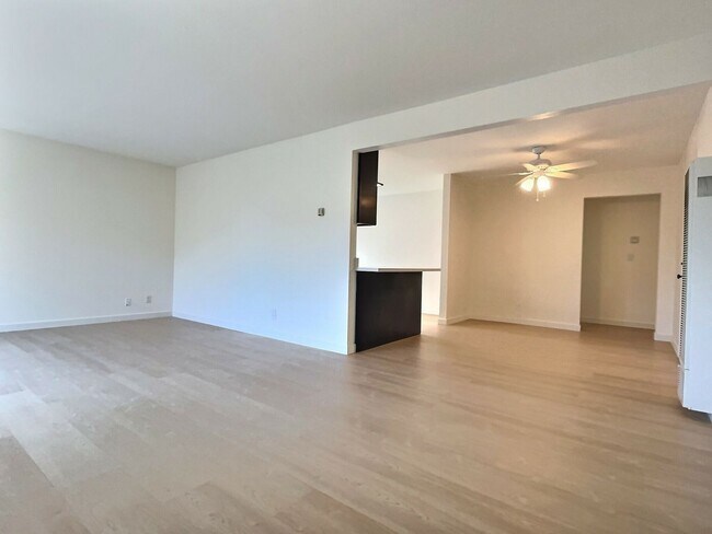 Building Photo - 3BD/2BA - Updated Duplex in Cozy Willow Gl...