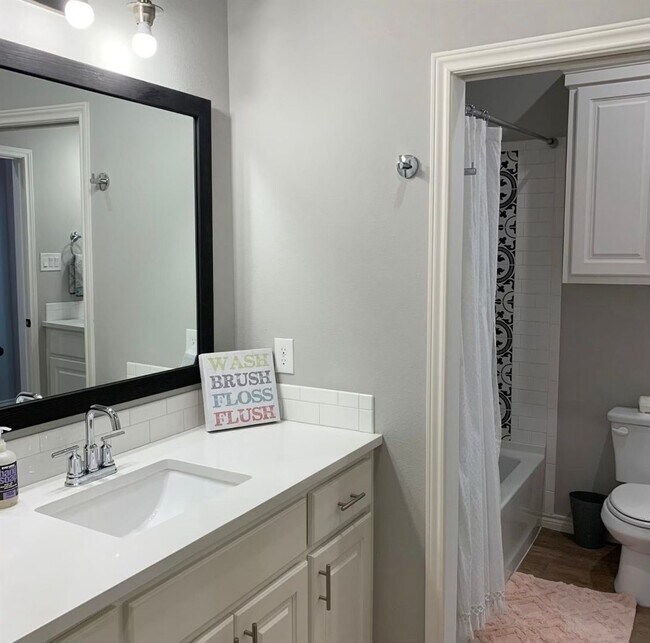 Foto del edificio - Gorgeous 4 bedroom 2 bathroom Available Now!