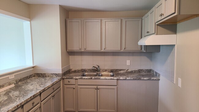 Kitchen - 523 Oakland Pl