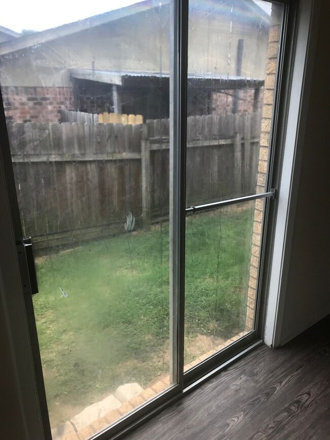 Building Photo - TWO BEDROOM DUPLEX WITH FENCED BACK YARD AVAILABLE 7/27/2026.