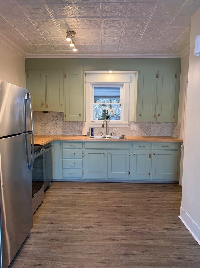 Building Photo - 131 George St