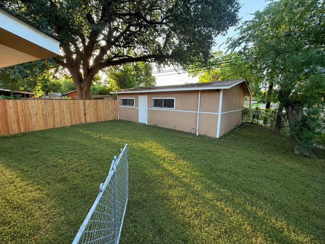 Building Photo - 103 Englewood Dr