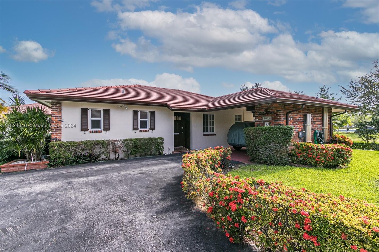 Primary Photo - 9065 Thunderbird Dr