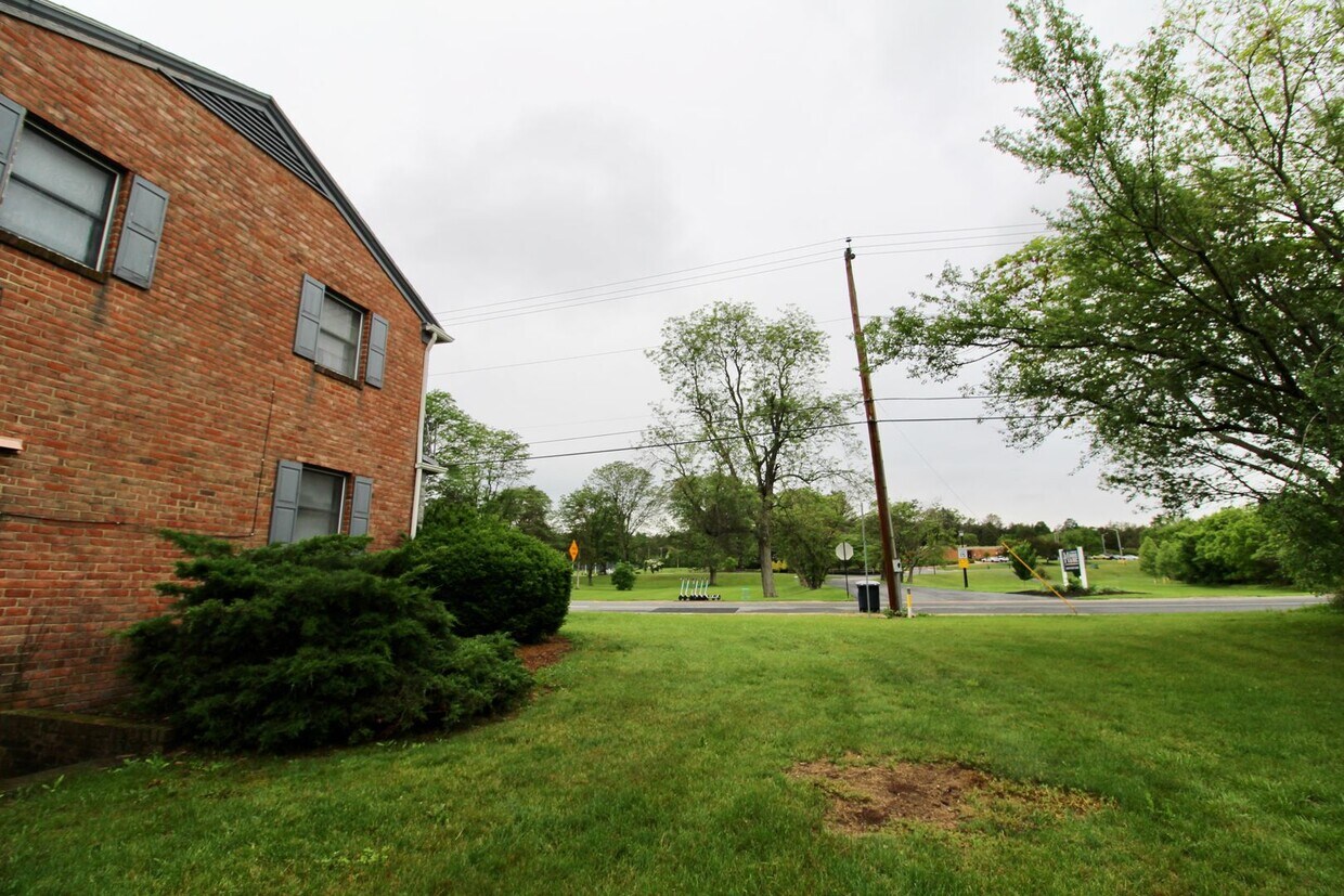 Building Photo - 2-Bedroom Townhome for Rent – Right across...