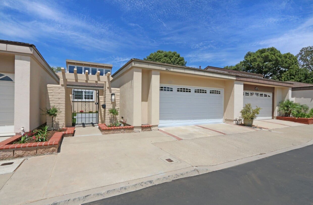 Primary Photo - Stunning Single Story Attached Home with S...