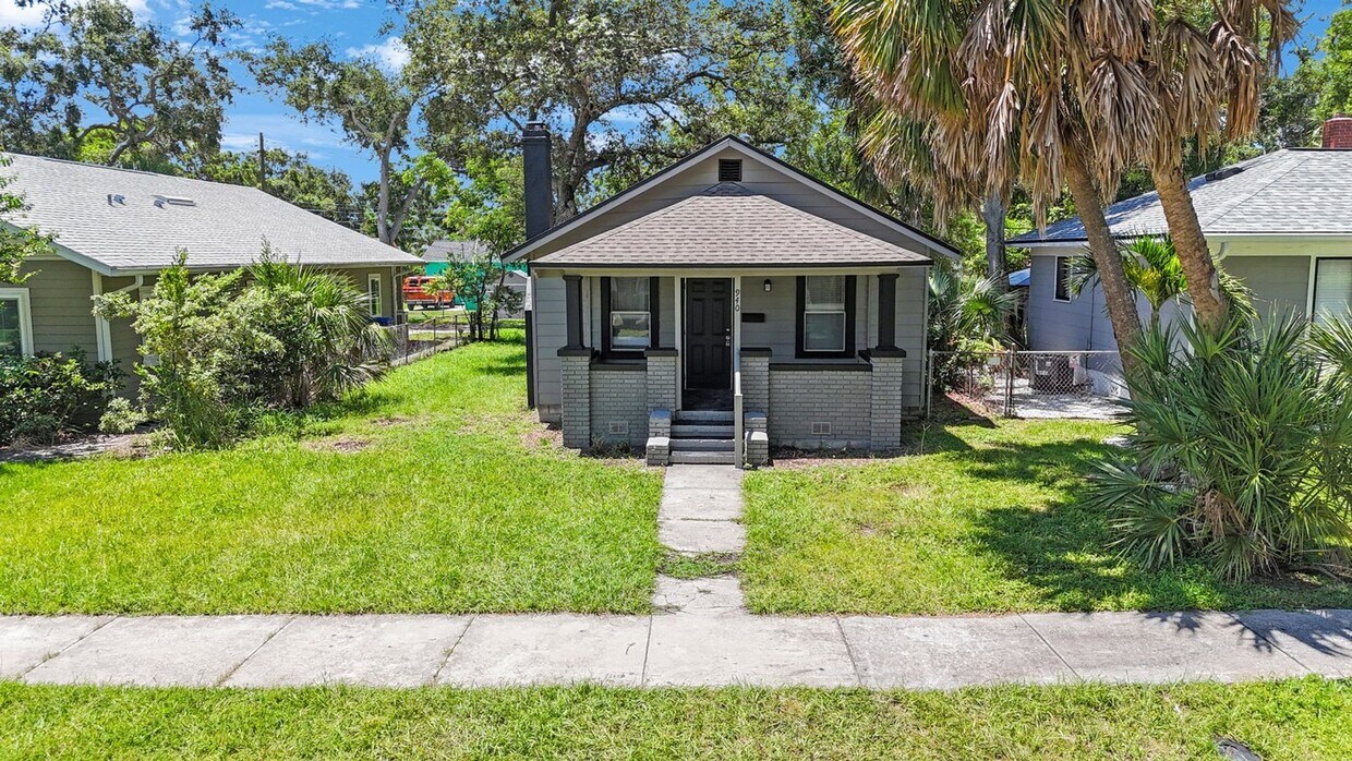 Foto principal - Cosy 2 bedroom 1 bath home with nice size ...