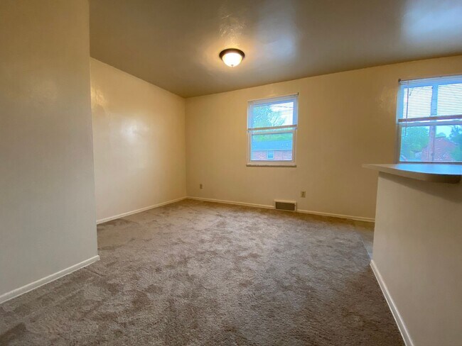 Foto del edificio - Wonderful 2BR Townhome in Plum! Central A/C, Garage and Front Yard!!