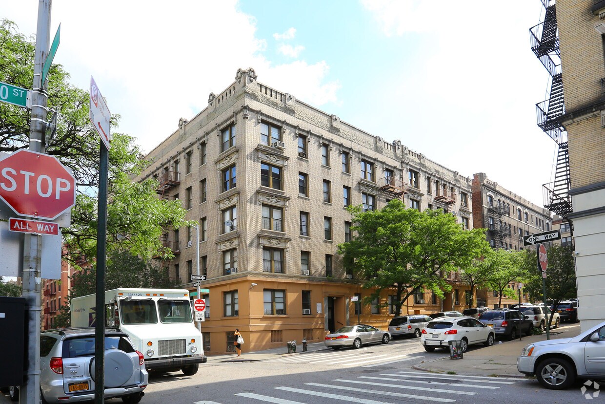 Foto principal - 823-825 W 180th St