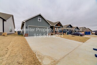 Building Photo - 706 W 54th St