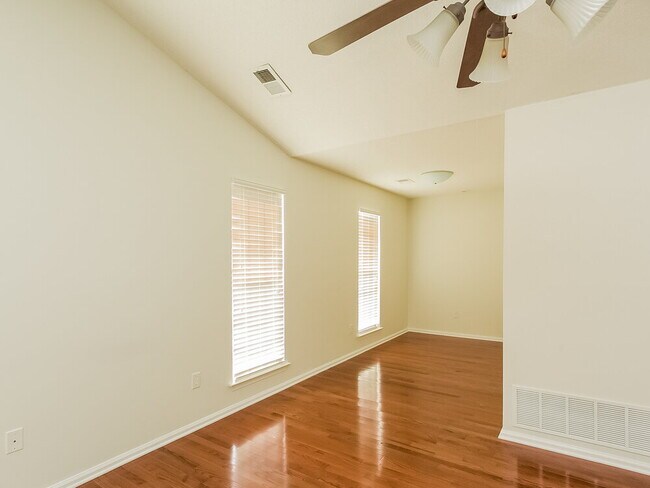 Foto del edificio - 6876 White Hawk Ln