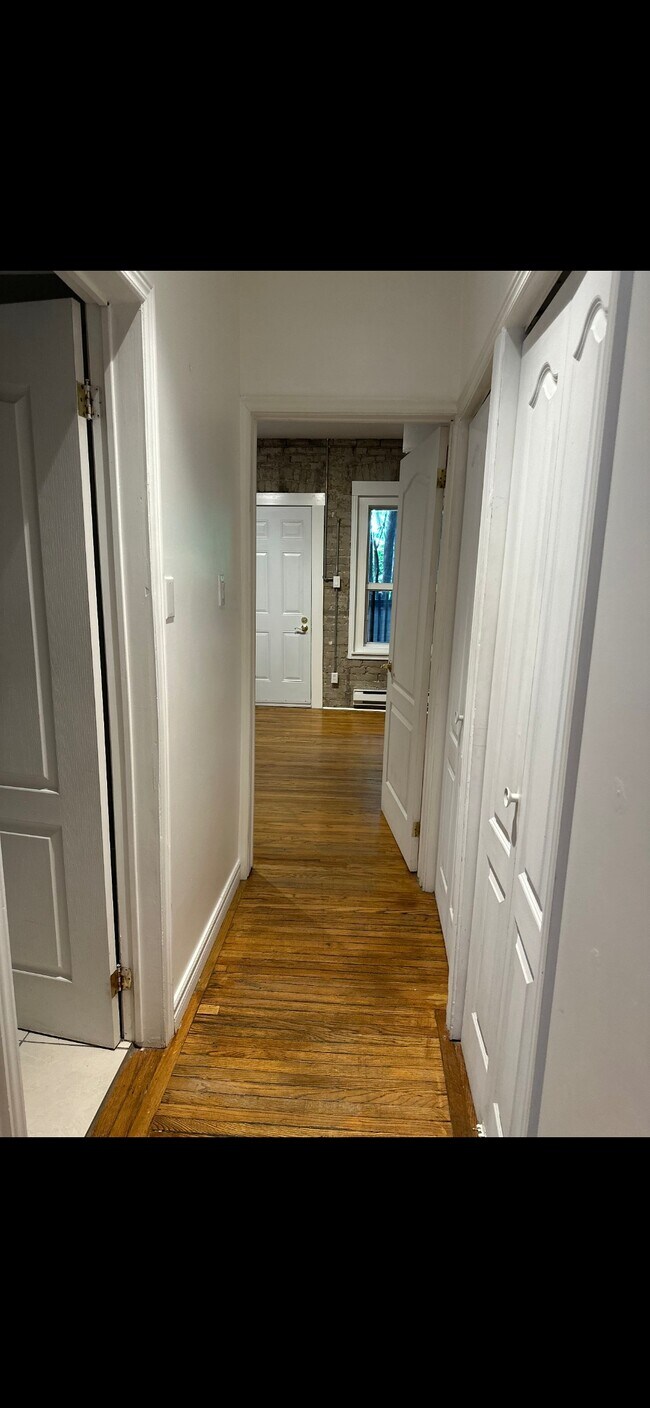 Photo du bâtiment - Beautiful 2 Bedroom in the heart of Leslie...