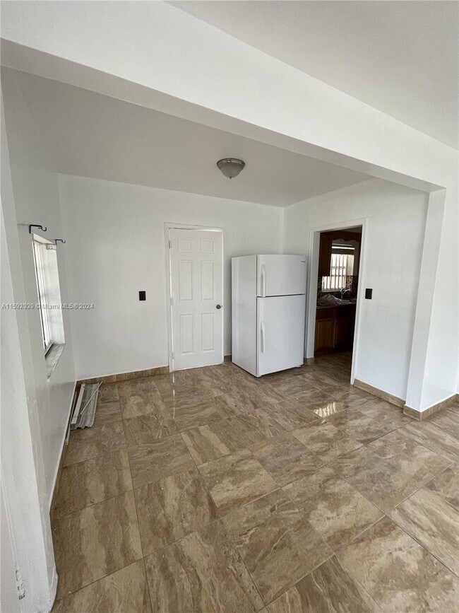 Building Photo - 16930 Northeast 21st Avenue Apt #16930, No...