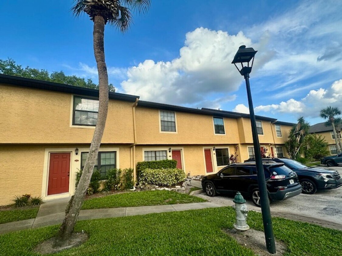 Foto principal - Cozy 2 Bedroom 2.5 Bath Two Story Condo