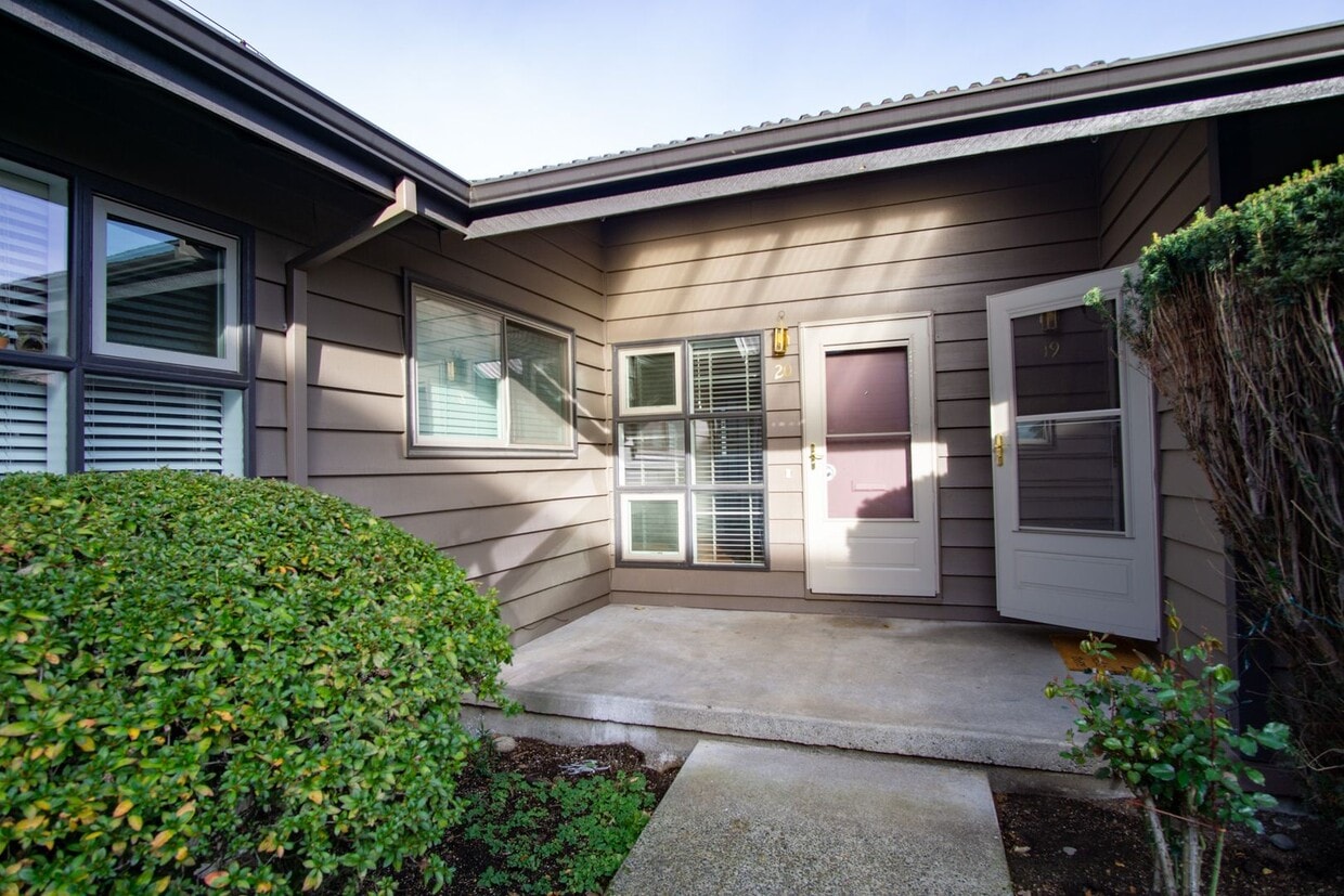 Renovated Mid-Century 2Bdr w/Hardwoods, Dishwasher + Pets OK - FREE RENT: Renovated Mid-Century 2Bdr w/Hardwoods, Dishwasher + Pets OK