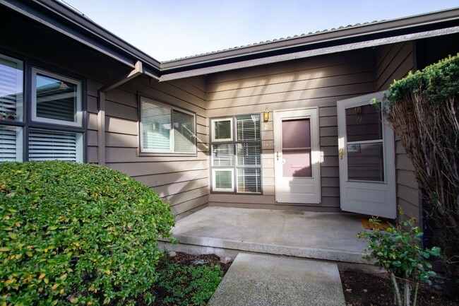 Renovated Mid-Century 2Bdr w/Hardwoods, Dishwasher + Pets OK - Renovated Mid-Century 2Bdr w/Hardwoods, Dishwasher + Pets OK Apartment