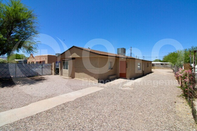 Building Photo - 1408 W St Clair St