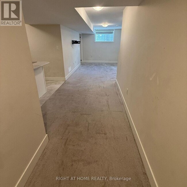 Building Photo - 961 Deveron Crescent
